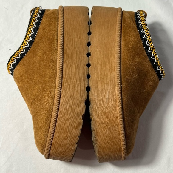 Mudd size 7 Tan faux suede slides with a boho vibe trim - Picture 5 of 6